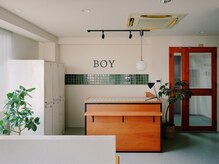 ボーイ(BOY)の雰囲気（ウッドとタイルであしらった落ち着きのある店内でお迎えします）