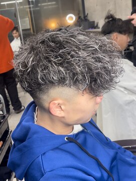 イーラ(era) スペインカール 刈り上げ眉カットツイストスパイラルパーマ