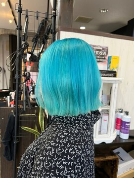 ヘアー リードレス(hair Re:dress) ハイトーンカラーエメラルドグリーンミディアムボブ外はね