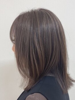 ティアラ(TIARA)の写真/◆脱白髪染め◆ハイライトを入れることで、白髪をぼかし目立ちにくくなる◎立体感のあるスタイルに♪