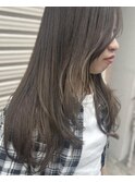 オリーブグレージュの抜け感レイヤー