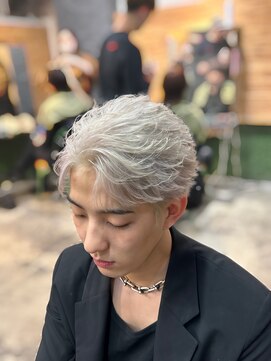 抜け感◎ホワイトブリーチメンズショート