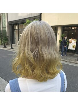 アナログ(ANALOGUE) 【ANALOGUE】ホワイトベージュ 裾カラーイエロー 波ウェーブボブ