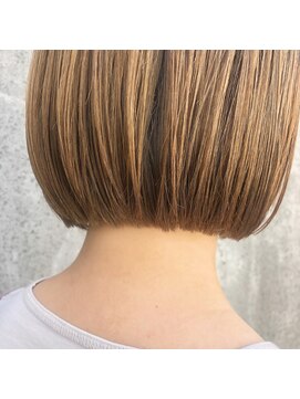 ルアン(Luann) パッツンボブ × 明るめベージュ