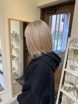 ワンバイワンクラッカ(one by one CLACCA) 切りっぱなしボブ×ハイトーン