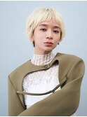 前髪ありコンパクトショートにハイトーンホワイトブロンドカラー