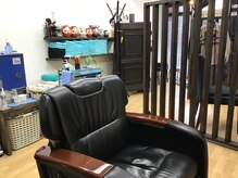 こだわりのバーバー椅子で施術しております。