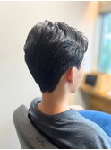 ニュアンスパーマ爽やかメンズヘア黒髪毛流れアクティブショート