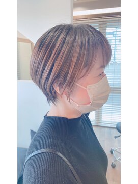 ザベース(the BASE) 首のラインがキレイにみえるショートボブ