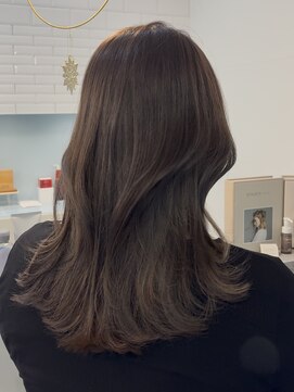 オリーブグレージュ/ミディアムレイヤー/似合わせカット