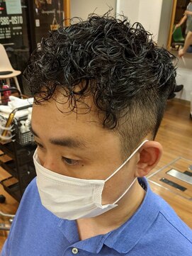 ブルブンガ(Berbunga) 【流行の濡れパン風】フェードカット×ツイストスパイラルパーマ