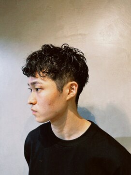 キュー(Cue_) 短めマッシュの無造作スパイラルパーマ　【影山】