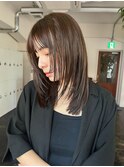 グレージュカラー顔まわりレイヤーミディアム