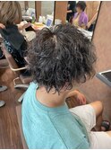 メンズの波巻きスパイラルパーマ×ツーブロック マッシュ