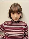 前髪が割れやすい方、少し厚めの前髪にすると解消されます。小顔
