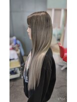 ウィット アンド ラファム Wit &La Famme&nbsp;バレイヤージュ　グレーからシルバーエクステで