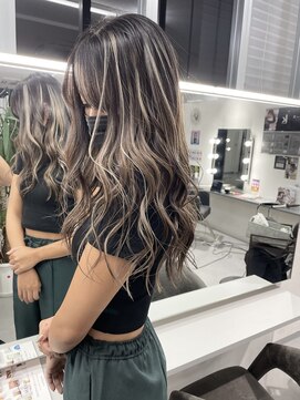 キング 高槻(K!ng) ホワイトハイライトブロンドスタイル