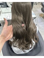 レイヤーカットデザインカラーオリーブベージュウェットヘア