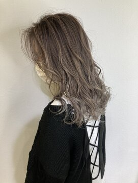 ニューカマー バイ ヘッドライト シブヤ(NEW COMER by HEADLIGHT shibuya) グレージュ×ミディアムレイヤー