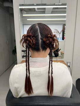 バルベストーキョーサウス(BARBES TOKYO SOUTH) ツインお団子のアレンジヘア【清板】