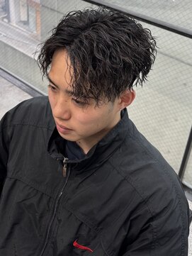 イーラ(era) ツイストスパイラルパーマセンターパート刈り上げ眉毛黒髪