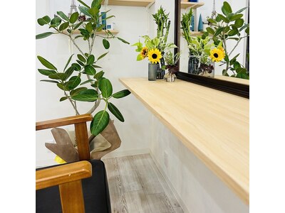 植物もあり落ち着いた店内。2席だけの【プライベートサロン】