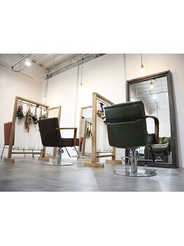 お客様との間にパーテーションがあり半個室の様なセット面で周りが気にならない◎自分だけの特別な時間を。