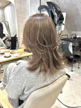 ヘイリー(HAILEY) 【大人こなれミディアム】くびれレイヤー 20代30代40代