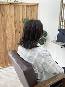 ホンネ(honne.) ハイライトデザインカラー×ホワイトベージュ×ミディアムヘア