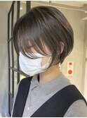 大人かわいいショートボブ フェザーバング カーキグレージュ