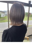 柔らかアッシュ切りっぱなしボブ