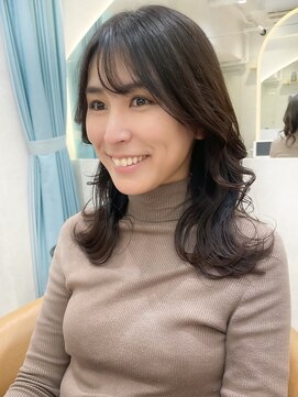 ロンドプランタン 恵比寿(Lond Printemps) シースルバングとくびれセミロングヘア おくれ毛で小顔に効果