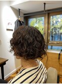 直毛の髪を根本からゆるくうねらせるパーマ