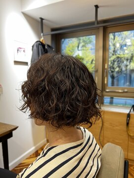 ステム(stem) 直毛の髪を根本からゆるくうねらせるパーマ