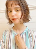 柔らかベージュ×ボブ オン眉 ワイドバング