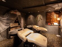 人気のスパは…癒しの空間、浄化された個室のヘッドスパルームへ。早めの予約がオススメです