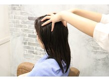 3種類の中から選んでもらったエッセンスをつけて頭皮になじませながらマッサージしていきます。
