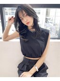 オールブラック　大人抜け感くびれロングヘアスタイル