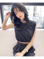 マリアバイアフロート(Maria by AFLOAT)&nbsp;オールブラック　大人抜け感くびれロングヘアスタイル