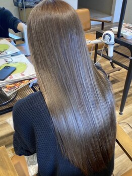 髪に優しく、ダメージレスにこだわった酸性ストレート！髪の傷みを最小限に抑え、ナチュラルな質感を実現◎