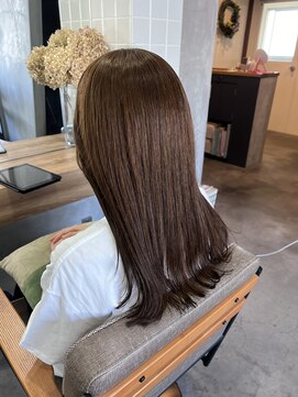 ティティ(TiTi) 矯正毛でも明るく ベージュカラー[TiTi_福田りの]