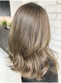 ライトグレージュ×ゆる巻き