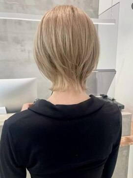 ダブルトーキョー シブヤ(W-TOKYO SHIBUYA) 【ショートウルフ】ミルクティーベージュ ブリーチ