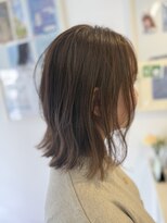 ユーアンドアイ(you & i)&nbsp;オリーブベージュカラーでつくる透明感。外はねボブで軽やかに。