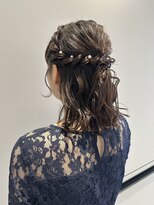 モック(moc)&nbsp;やわらかな動きと上品さを兼ね備えたハーフアップアレンジ