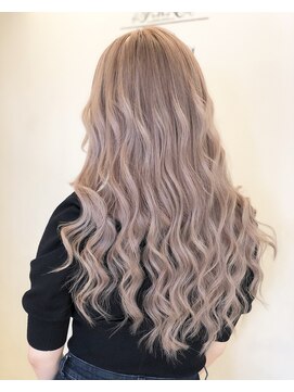 エリーツ 表参道(elyts) トレンドの冬カラー・ミルクティーアッシュ×なみなみウェーブ