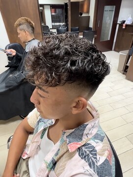 グルーマーズトウキョウ(GROOMER/S TOKYO) 【GROOMER/S 佐藤】 スペインカール スキンフェード スタイル