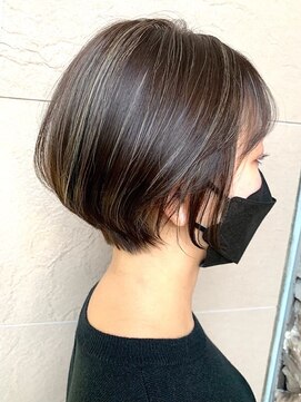 ボイスヘア(voice hair) アッシュハイライトカラーでオシャレな大人ショート