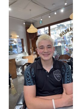 イナセパーラー ハナレ(INASE PARLOR HANARE) 金髪ショート