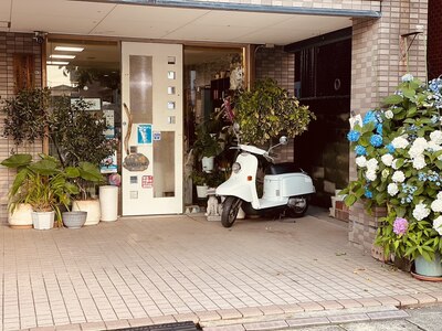 店舗前が駐車場スペースとしてご利用頂けます。ご利用下さい